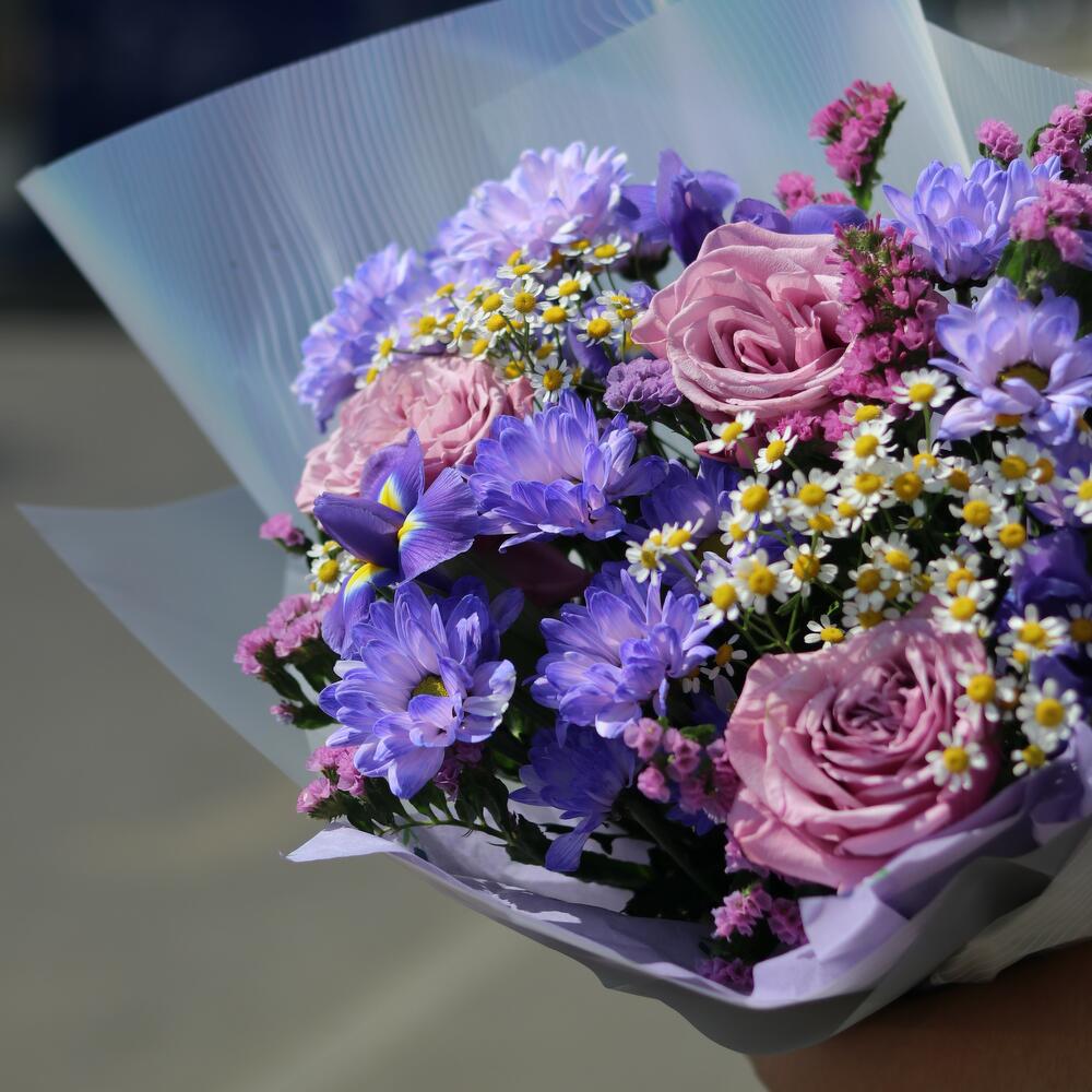 https://content2.flowwow-images.com/data/flowers/1000x1000/01/1691495595_84084401.jpg